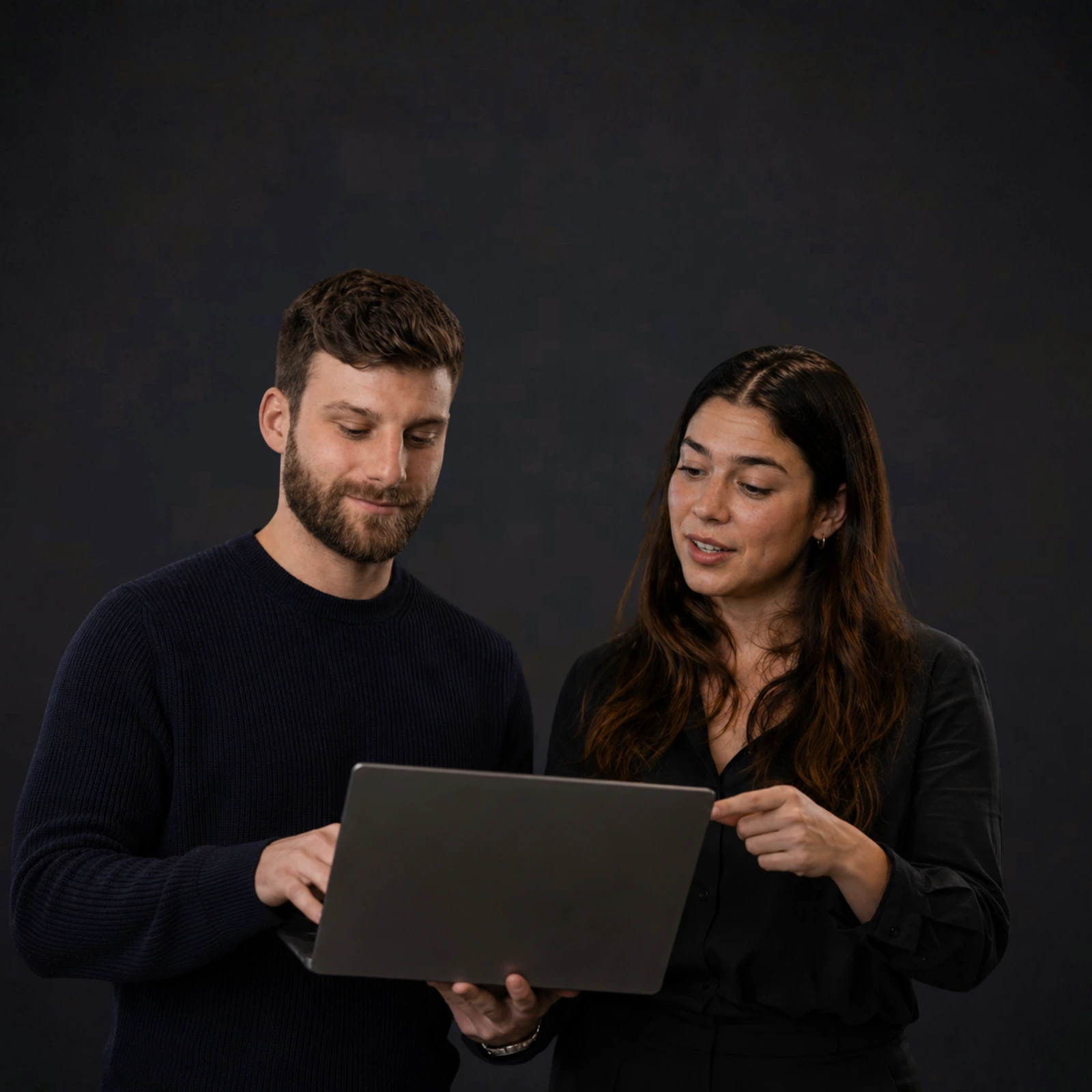 Twee collega's van CleverConcept kijken samen op een laptop