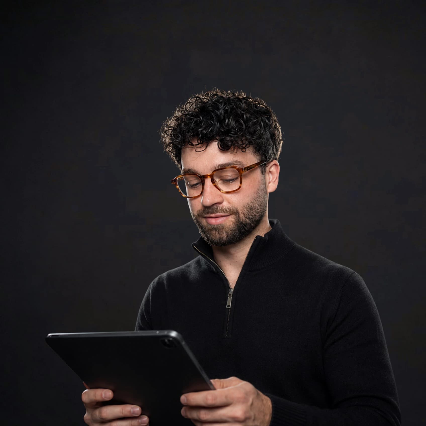 Kandidaat kijkt op zijn tablet naar een vacature